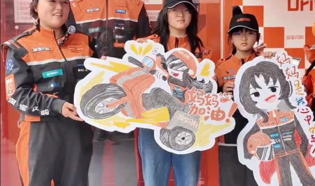 云开体育-外卖员妈妈获F1观赛资格，11岁女儿自制应援画|F1车队|骑手|F1赛车|小丫头|事故_新浪体育_新浪新闻