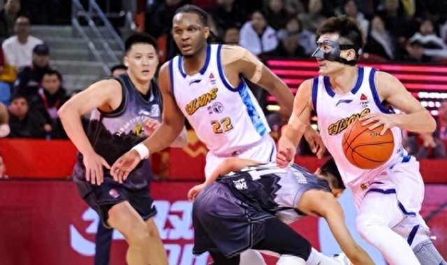 事情闹大！广厦爆冷之夜，安保骂孙铭徽家人，球迷：CBA草台班子