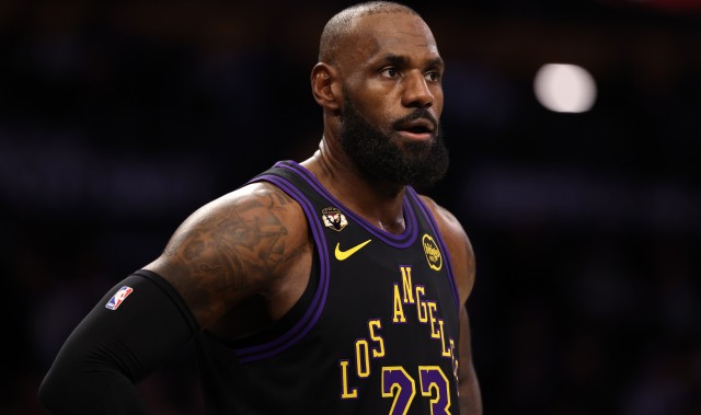 云开体育官网-路威：詹姆斯不会在乎珍妮的不满 他曾为烧了他球衣的城市夺冠